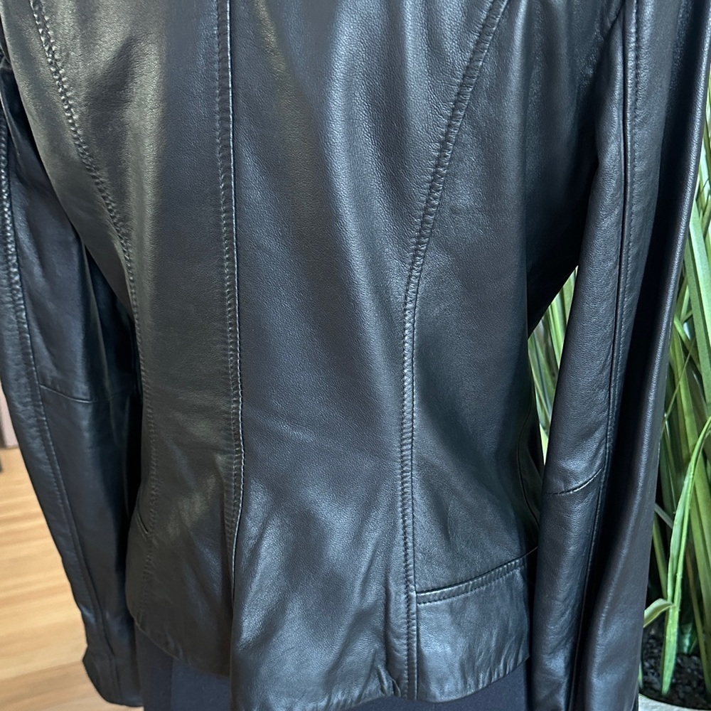 Danier Leather - Women's Black Leather Asymmetrical Zip Up Jacket - Medium - Picture 9 of 11